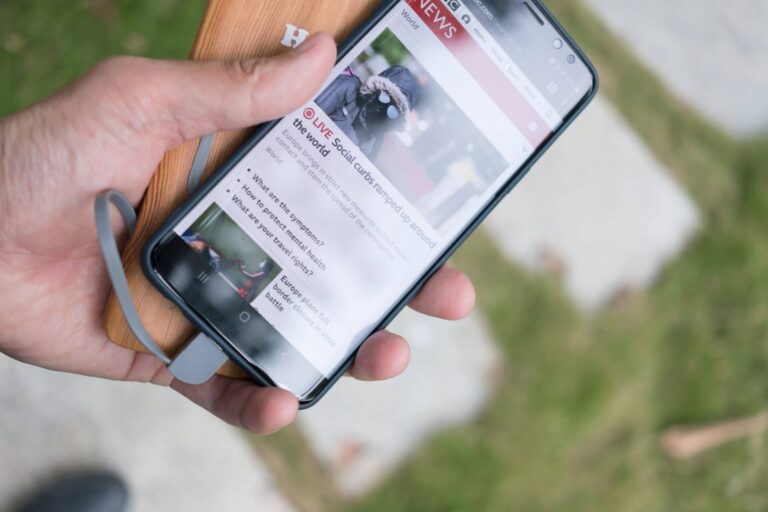 Man with a news site on a mobile device