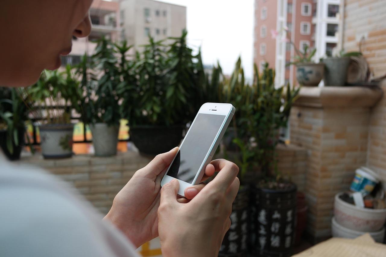 iphone being used while moving